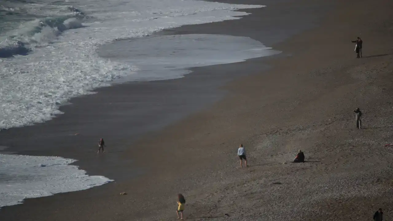 Günlerdir Süren Sağanak Yağış Sonrası Antalyalılar Sahile Akın Etti 11